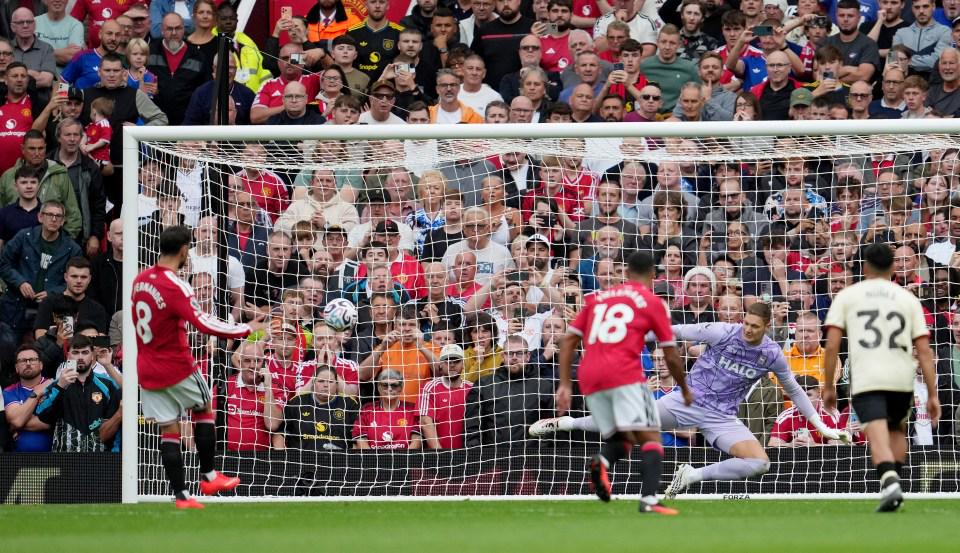 Góc Nhìn NN88: Neville trêu thủ môn Ipswich: Muốn nhiễu penalty của Bruno, kết quả